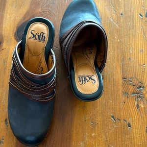 Almost like new Sofft blk leather clogs in Size 6 1/2